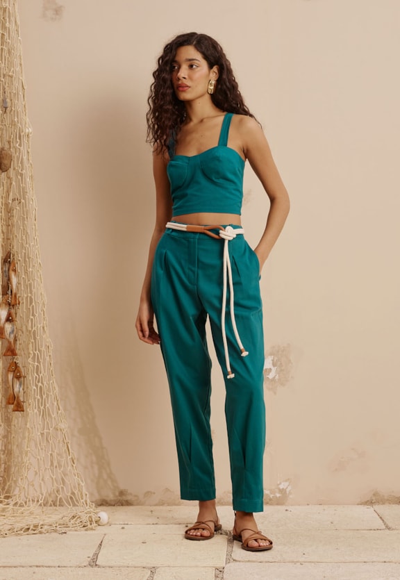 Calça Cenoura Botão Descolado Vista Frontal