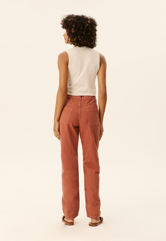 Calça Cenoura com Bolsos Frente