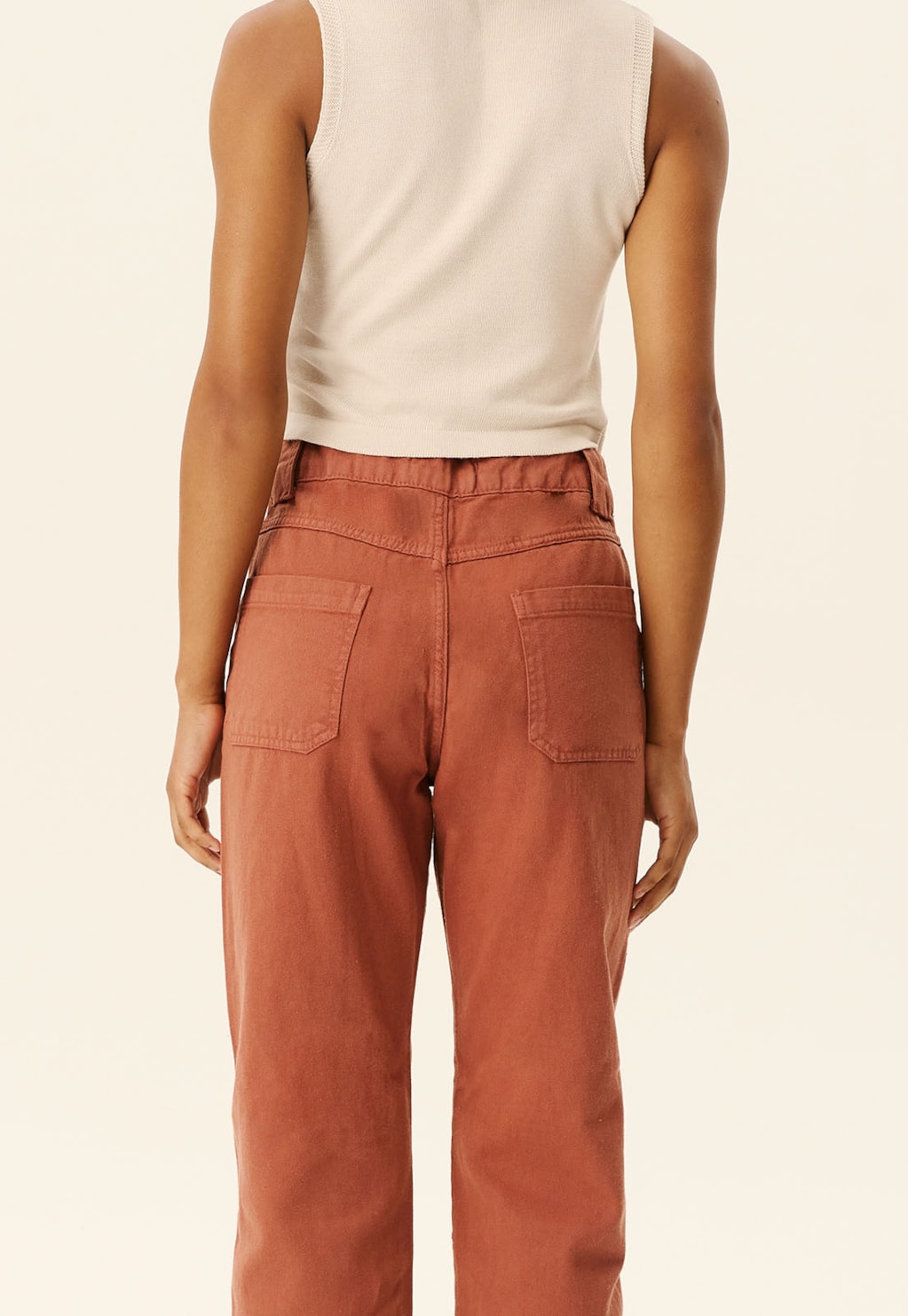 Calça Cenoura com Bolsos Frente