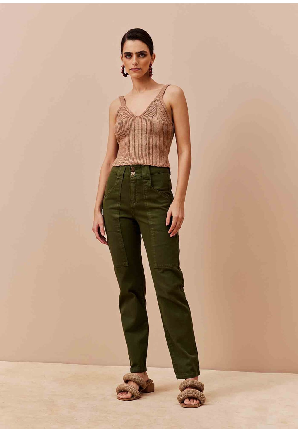 Calça Cenoura com Bolsos Frente