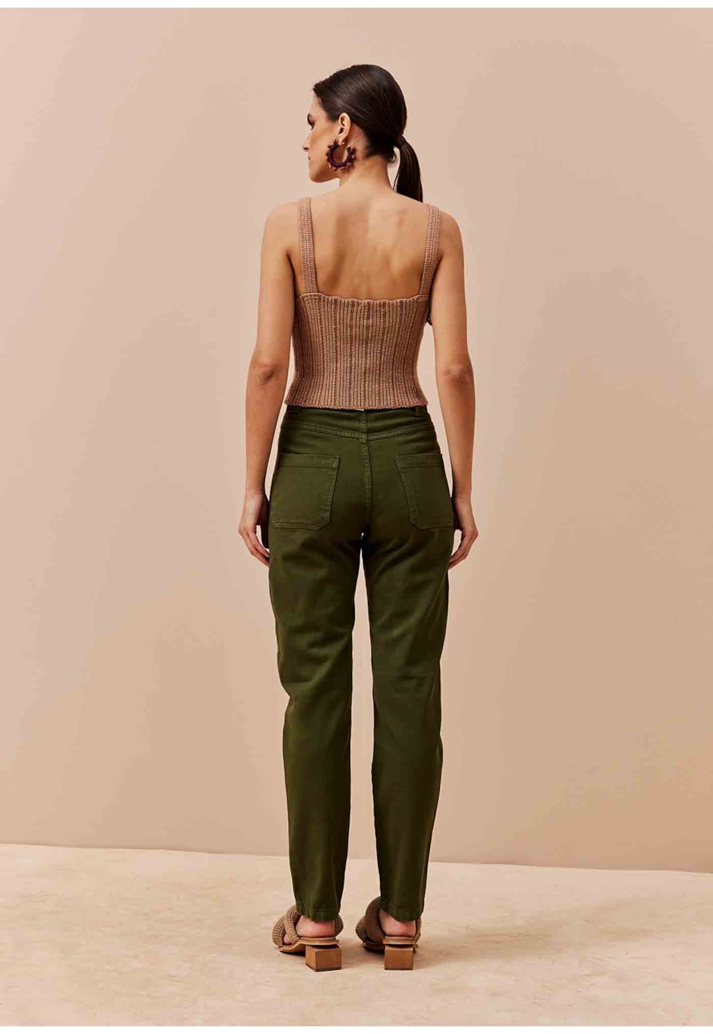 Calça Cenoura com Bolsos Frente