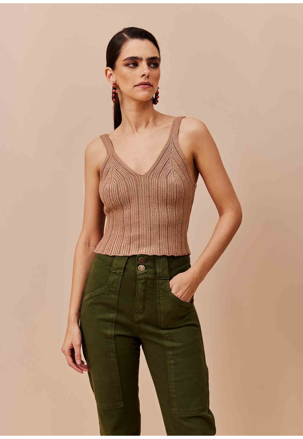 Calça Cenoura com Bolsos Frente