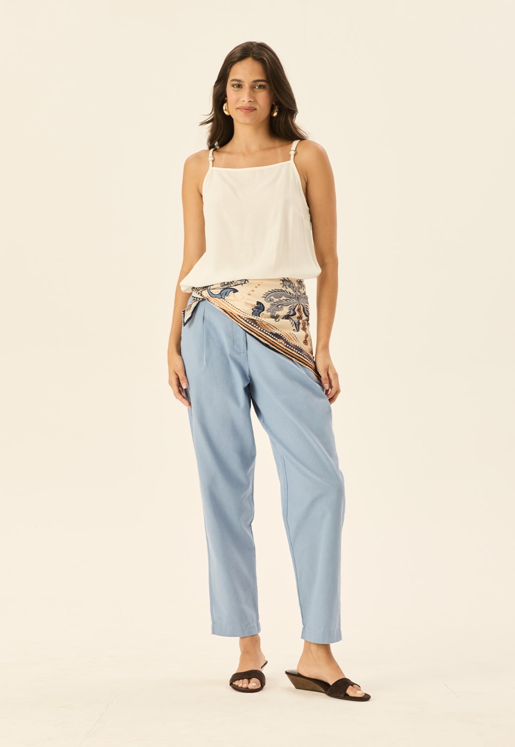 Calça Cenoura com Pregas