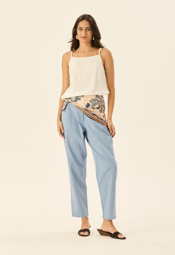 Calça Cenoura com Pregas Vista Frontal