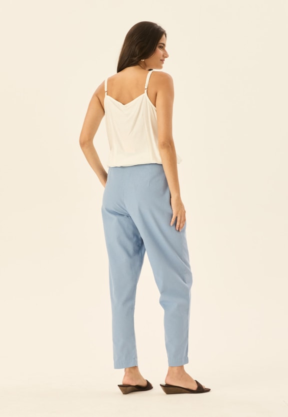 Calça Cenoura com Pregas Vista Traseira