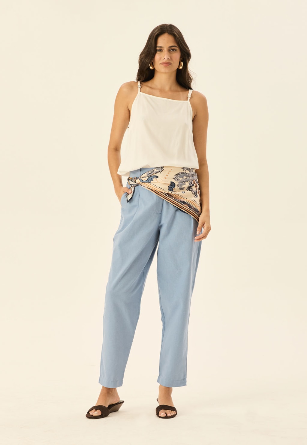 Calça Cenoura com Pregas