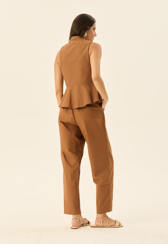 Calça Cenoura com Pregas Vista Traseira