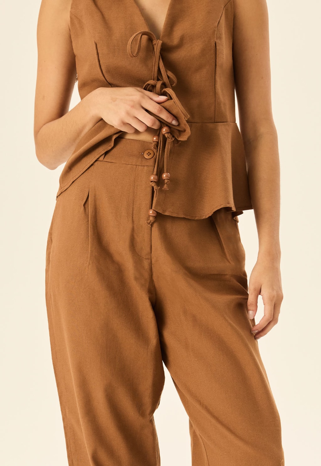 Calça Cenoura com Pregas