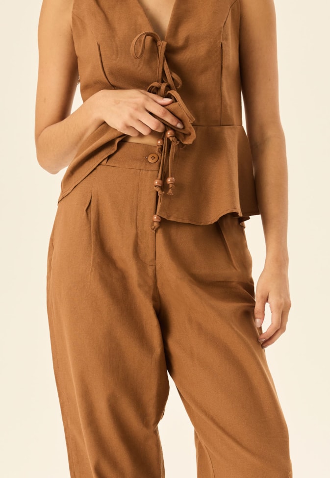 Calça Cenoura com Pregas