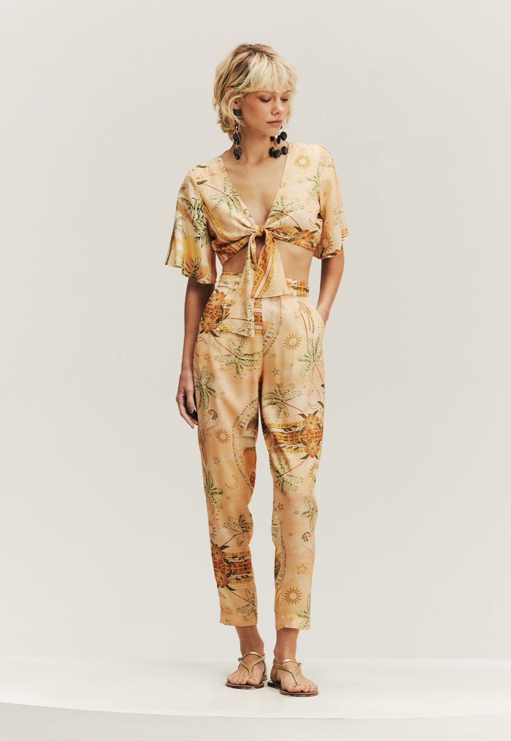 Calça Cenoura Com Pregas Estampado Ilha de Marajó