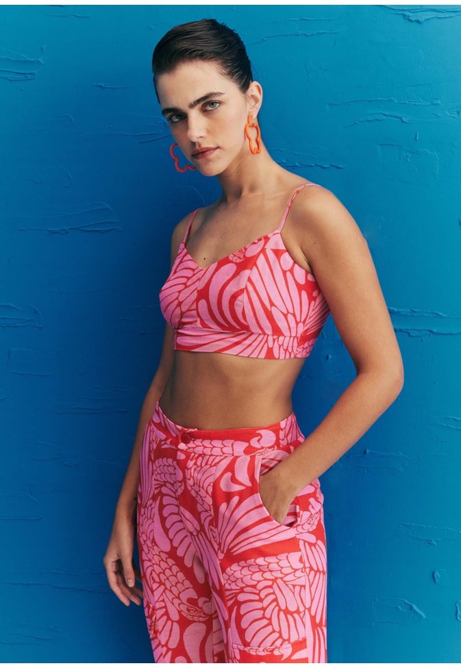 Calça Cenoura Detalhe Bolso Estampada Araras de Bonito