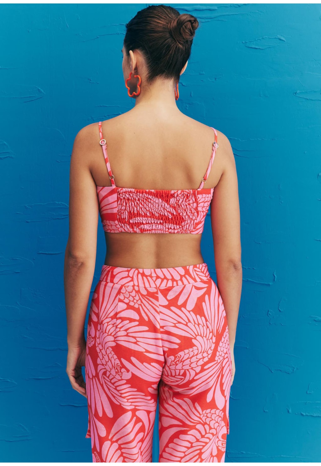 Calça Cenoura Detalhe Bolso Estampada Araras de Bonito