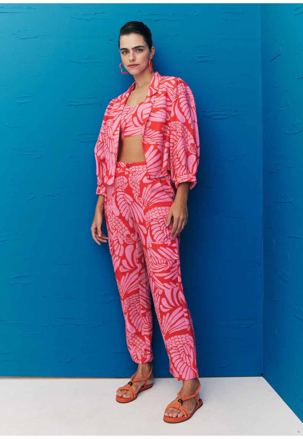 Calça Cenoura Detalhe Bolso Estampada Araras de Bonito