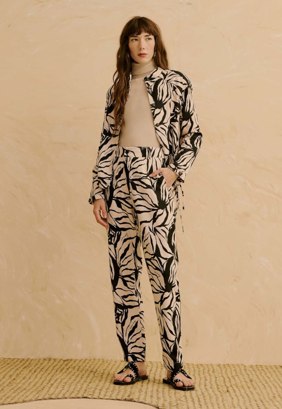 Calça Cenoura Estampada Cacau Zebra Vista Frontal