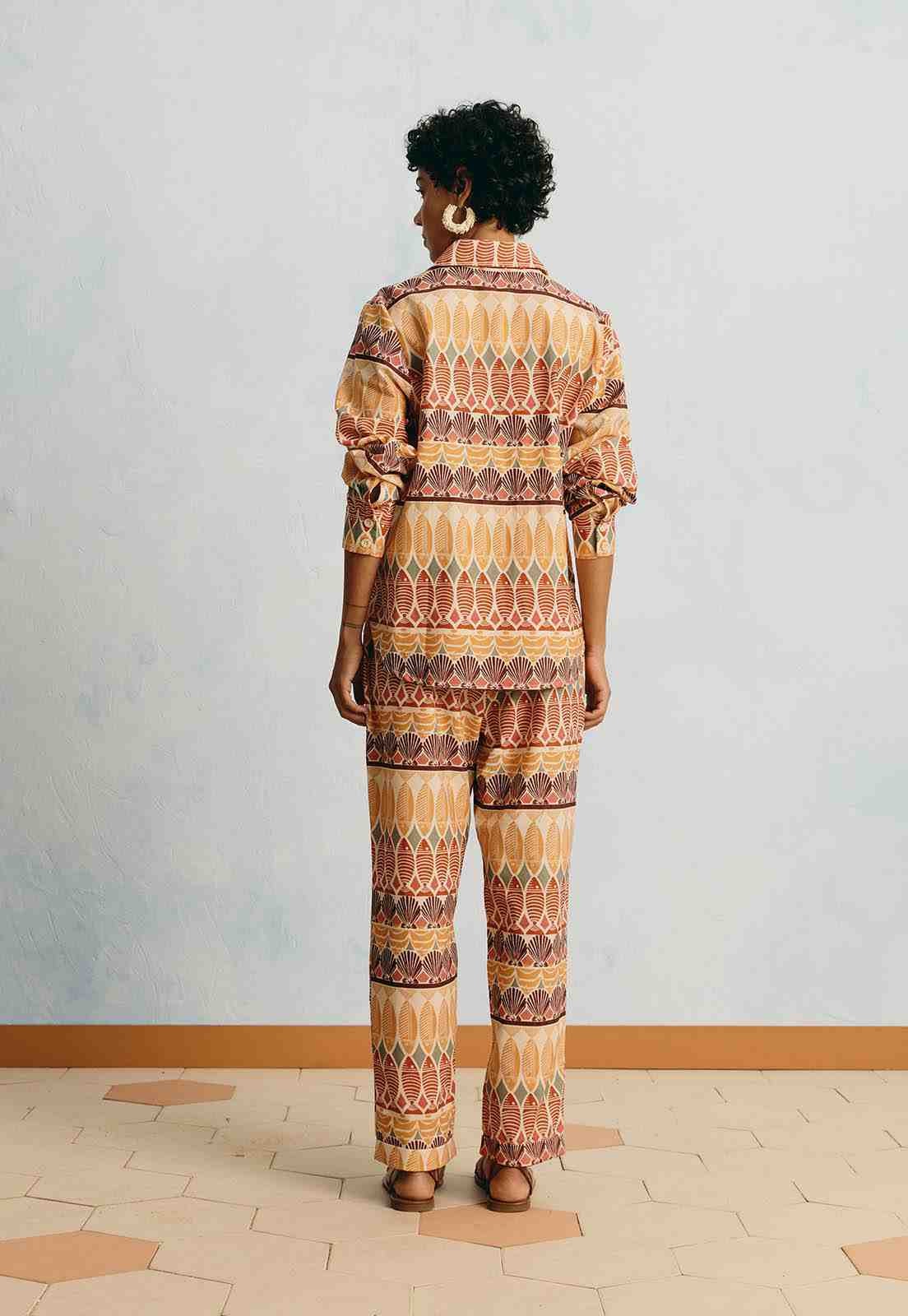 Calça Cenoura Estampada Del Mar Vista Traseira