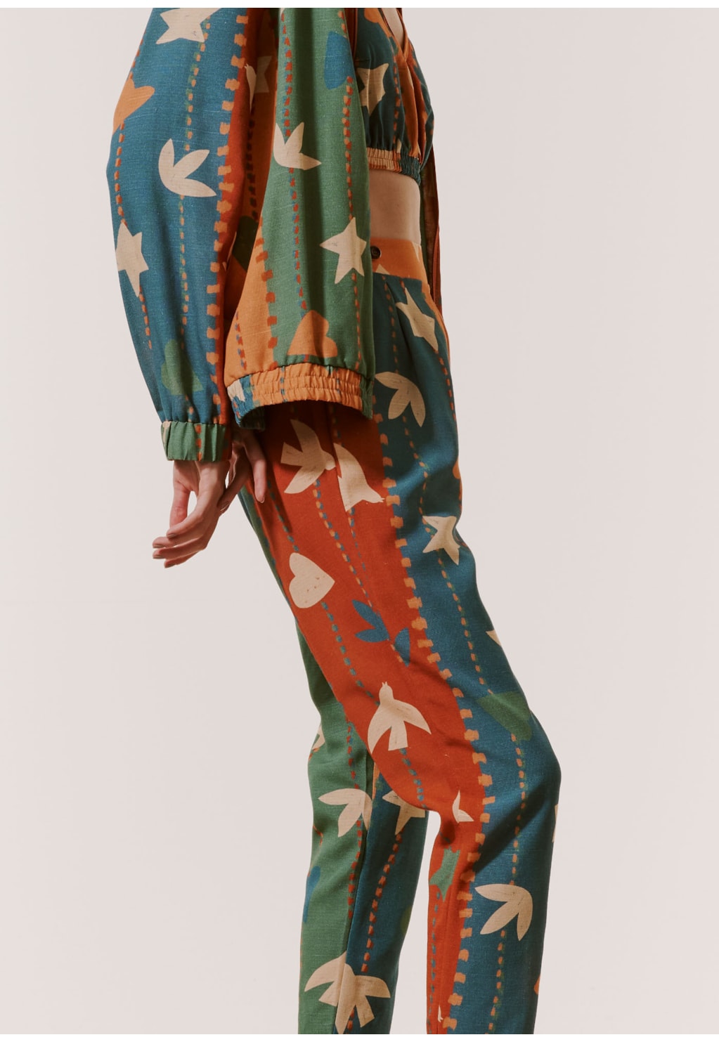 Calça Cenoura Estampada Gravatá