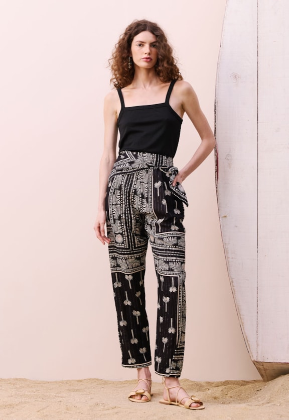 Calça Cenoura Estampada Tauari Vista Frontal