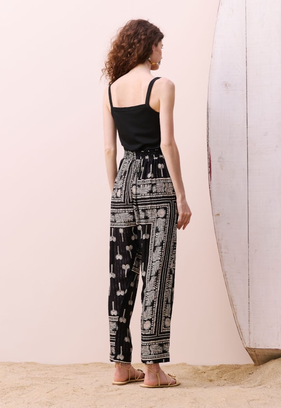 Calça Cenoura Estampada Tauari Vista Traseira