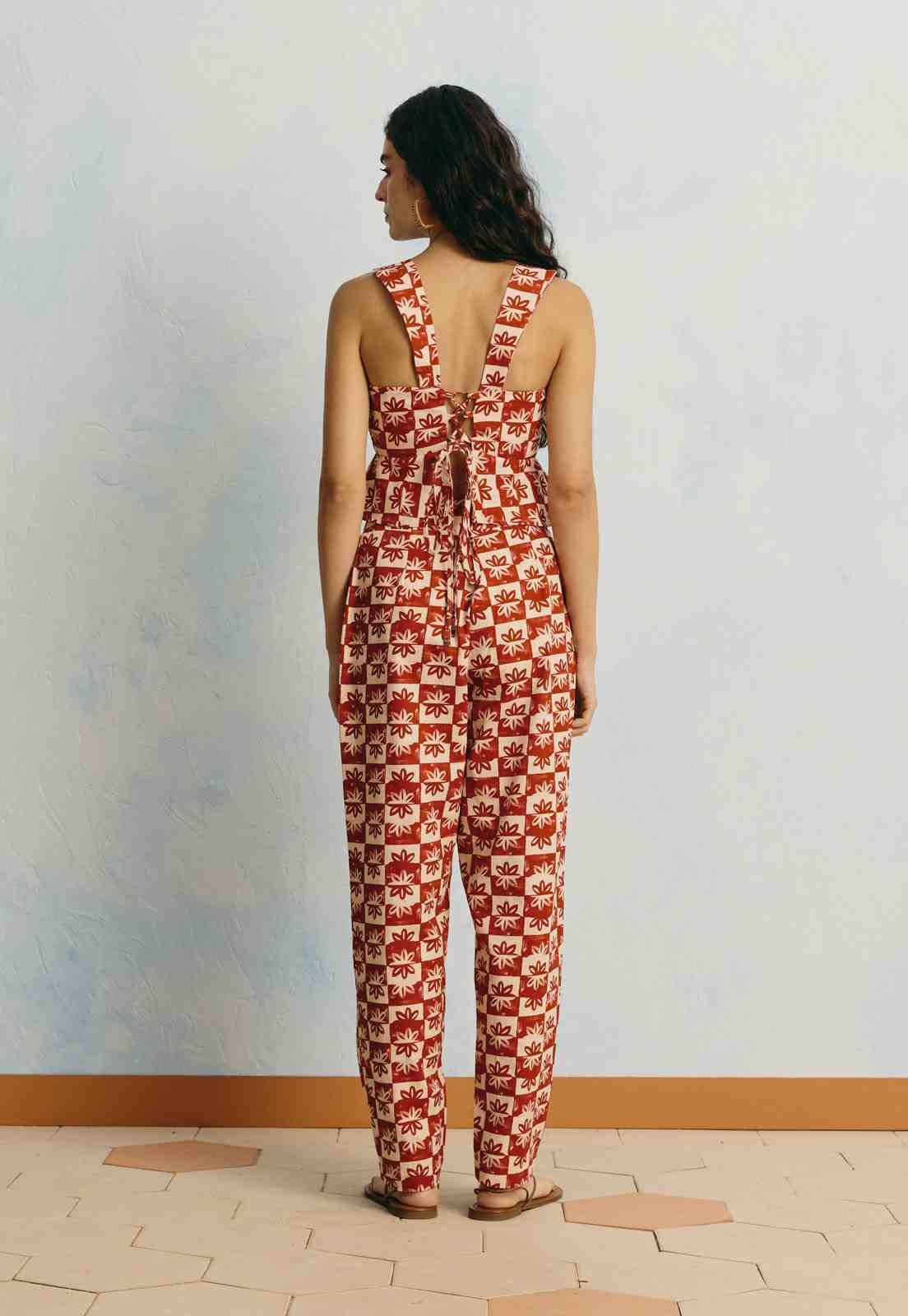 Calça Cenoura Estampada Vila Rubia Vista Traseira