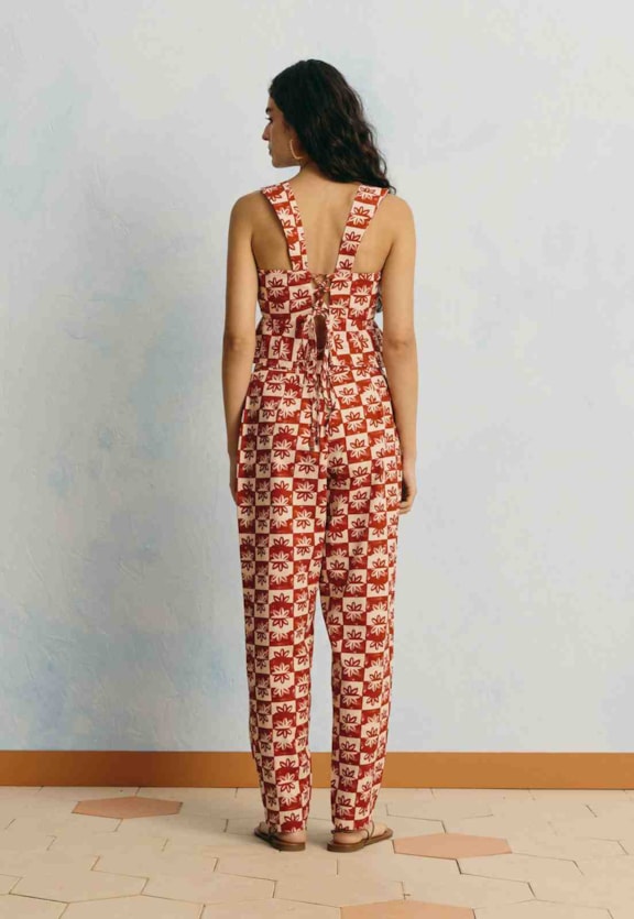 Calça Cenoura Estampada Vila Rubia Vista Traseira