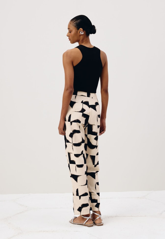 Calça Cenoura Lapela Bolso Estampada Aconcágua