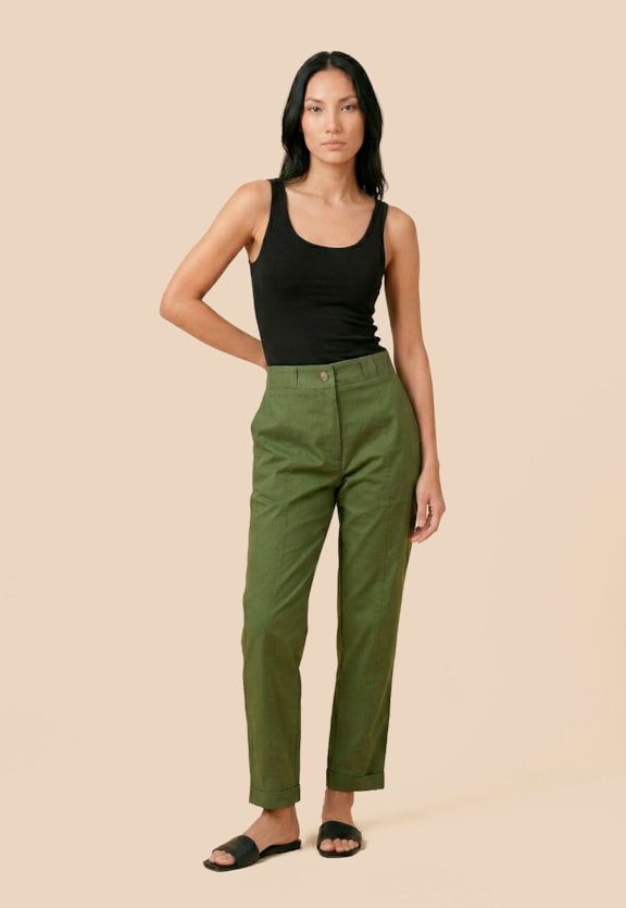 Calça Cenoura Lisa Vista Frontal