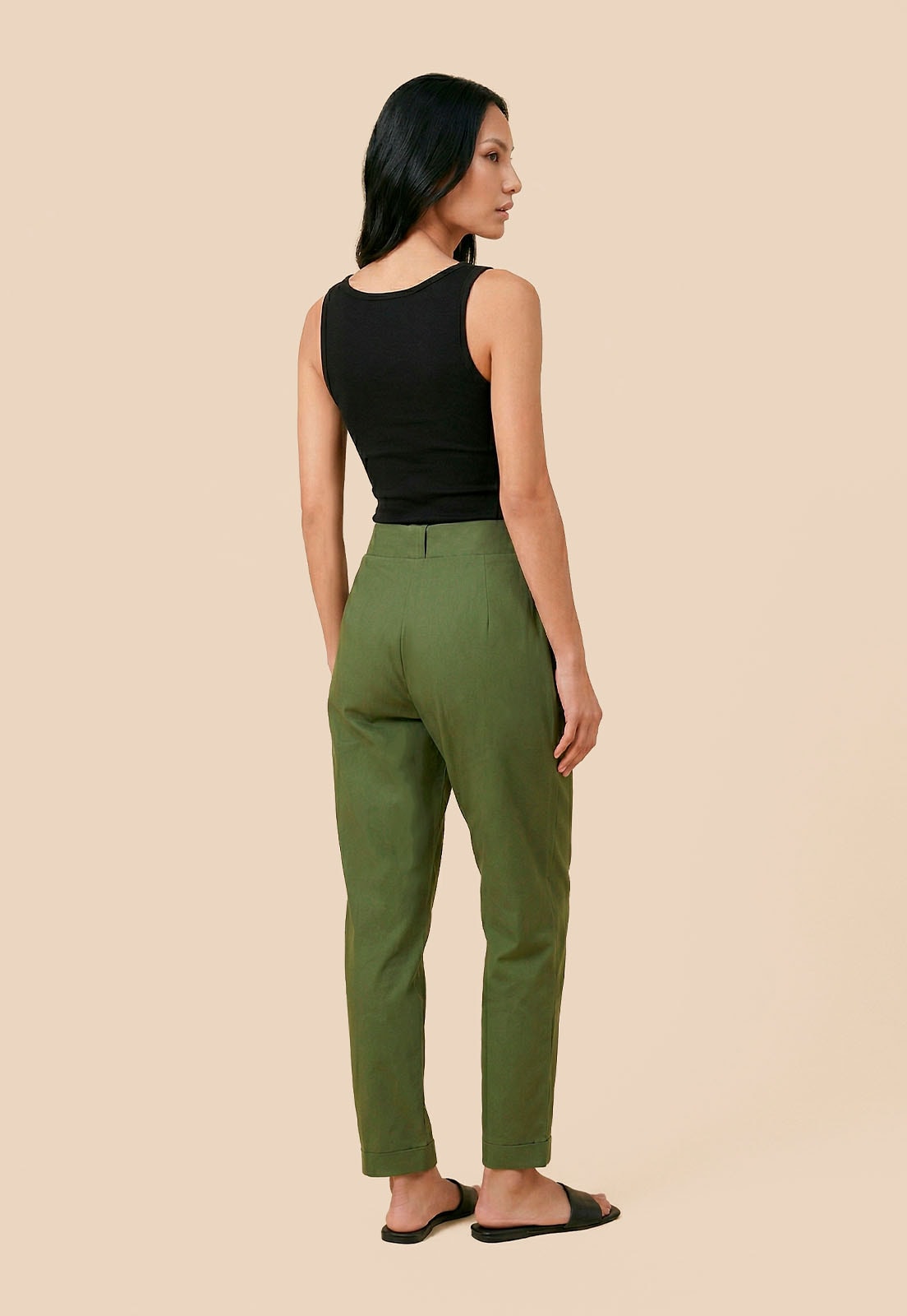Calça Cenoura Lisa Vista Traseira
