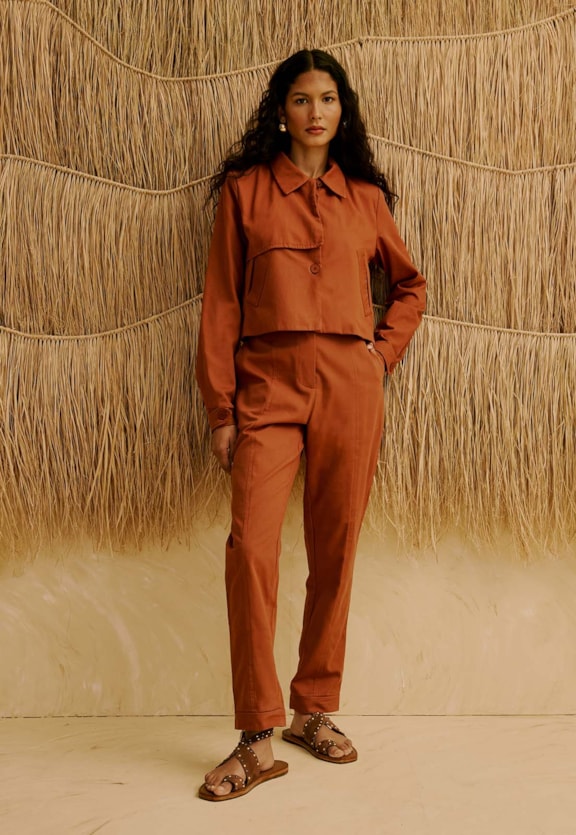 Calça Cenoura Lisa Vista Frontal