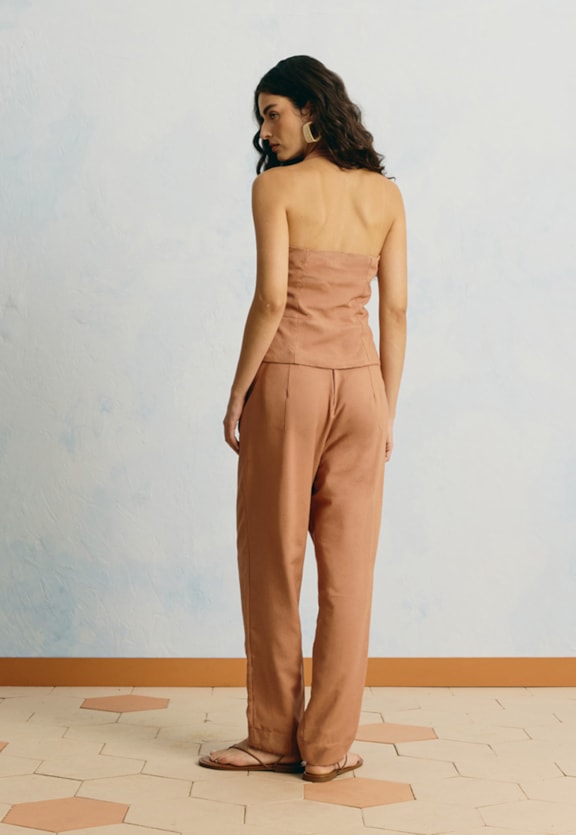 Calça Cenoura Lisa Vista Traseira