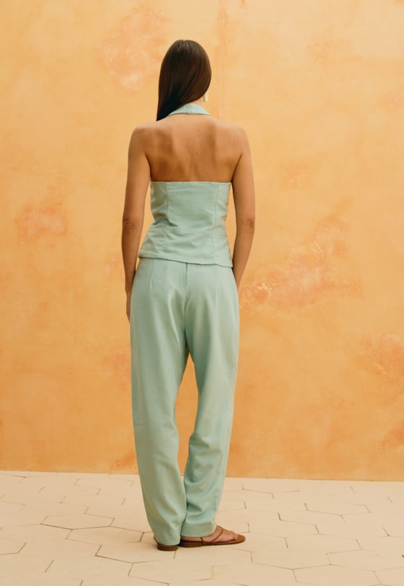 Calça Cenoura Lisa Vista Traseira
