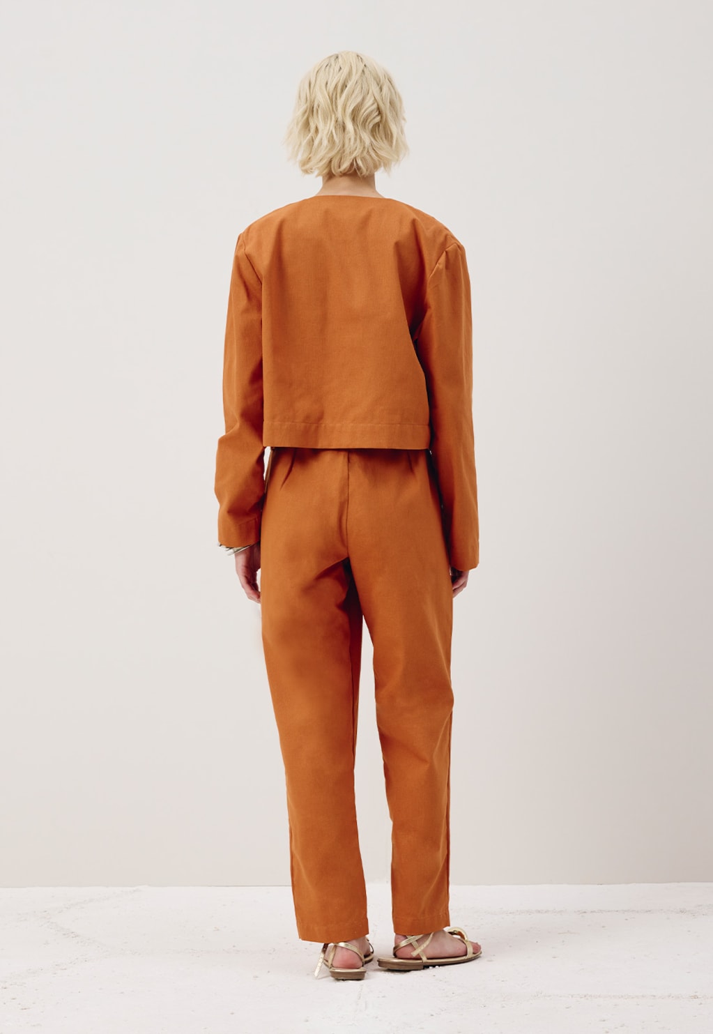 Calça Cenoura Prega Barra