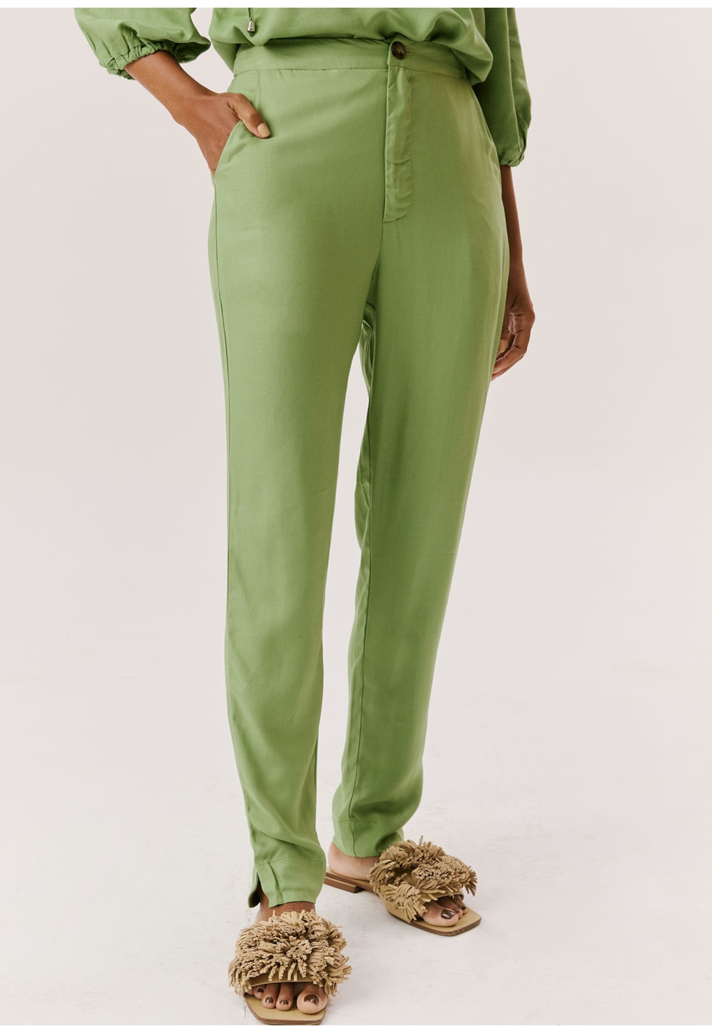 Calça Cenoura Pregas