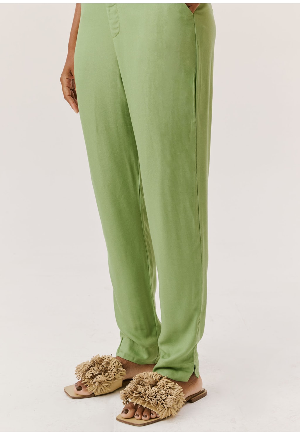 Calça Cenoura Pregas