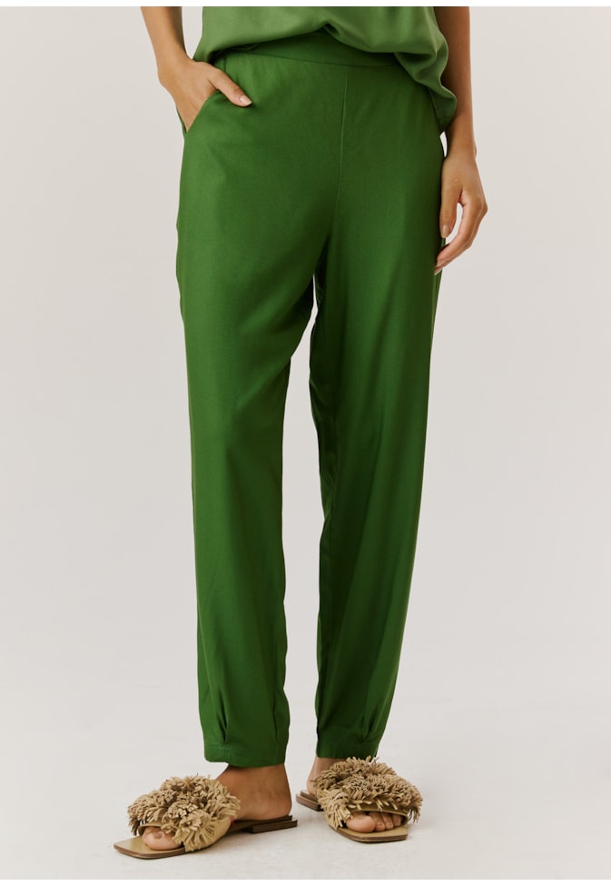 Calça Cenoura Pregas