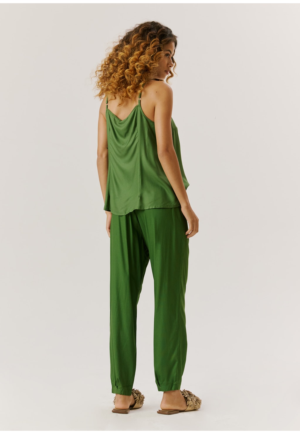 Calça Cenoura Pregas