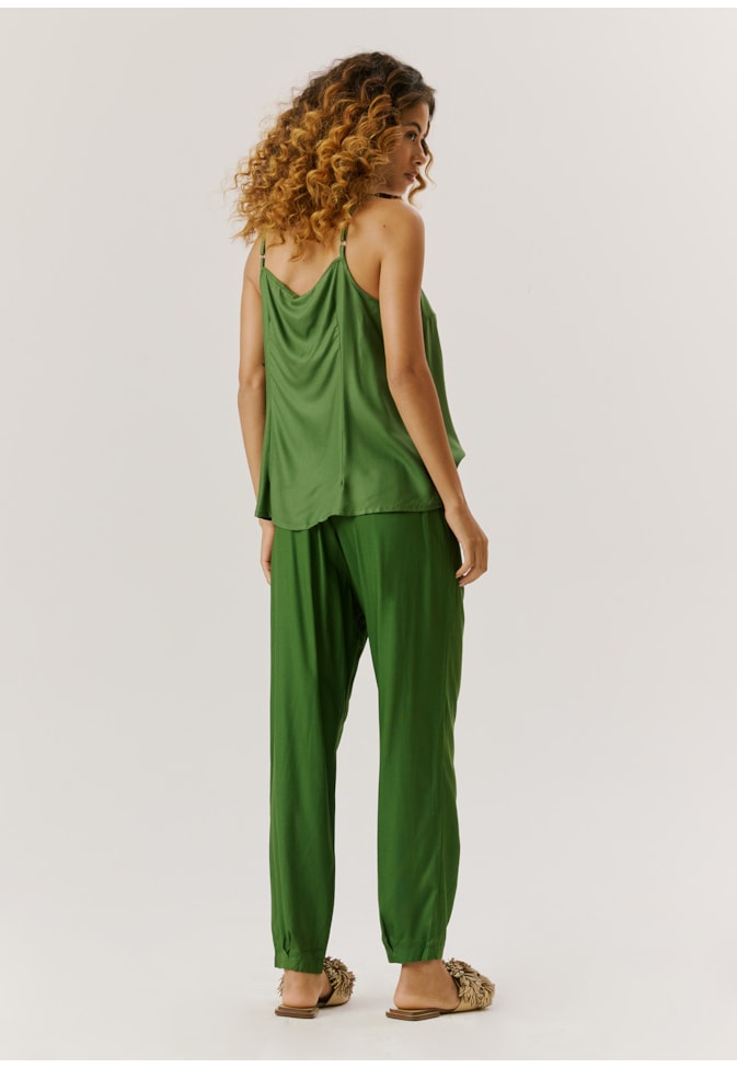 Calça Cenoura Pregas