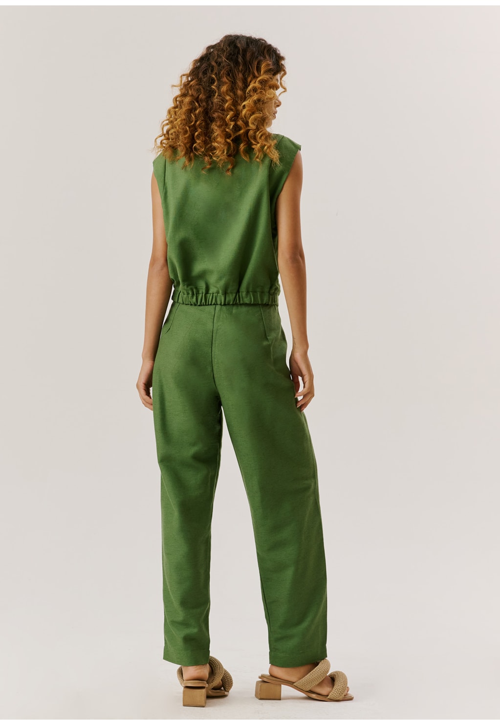 Calça Cenoura Pregas