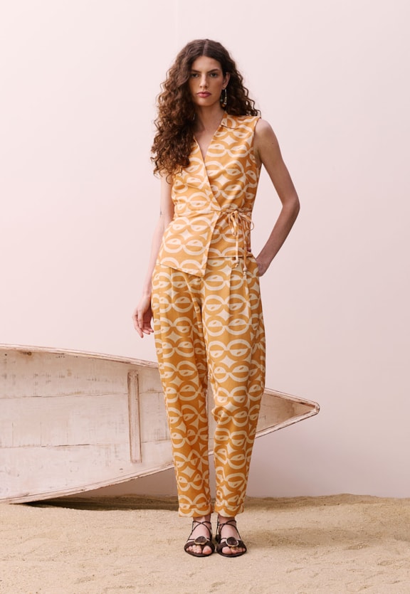 Calça Cenoura Pregas Vista Frontal