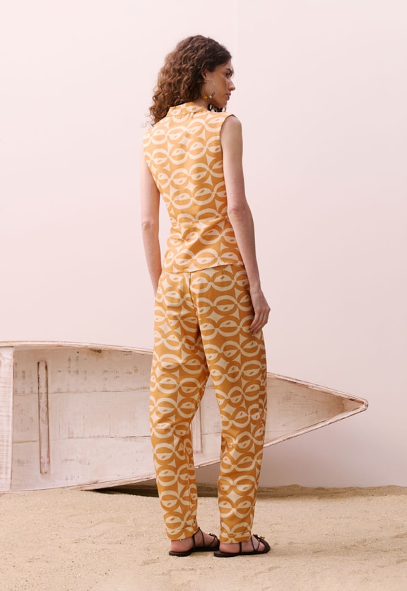 Calça Cenoura Pregas Vista Traseira