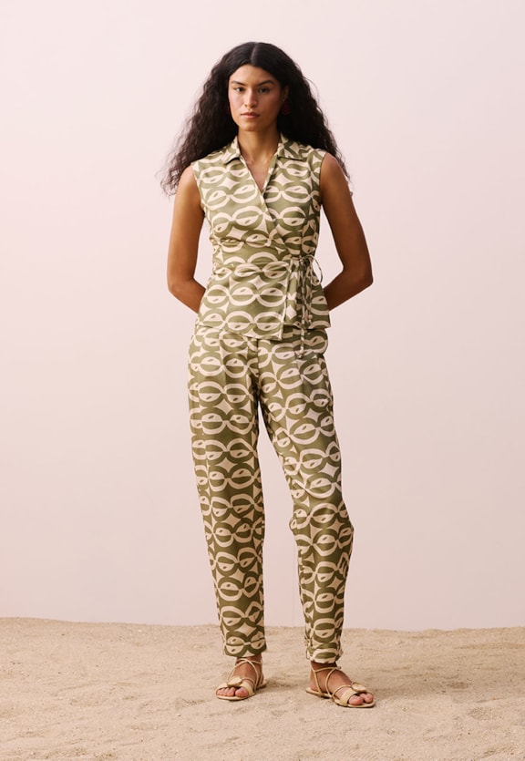 Calça Cenoura Pregas Vista Frontal