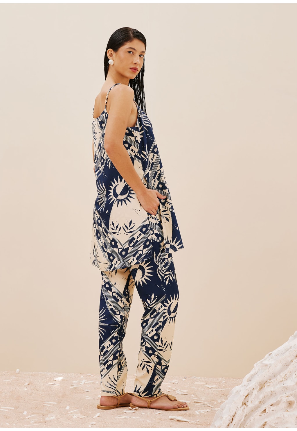 Calça Cenoura Pregas Estampada Céu