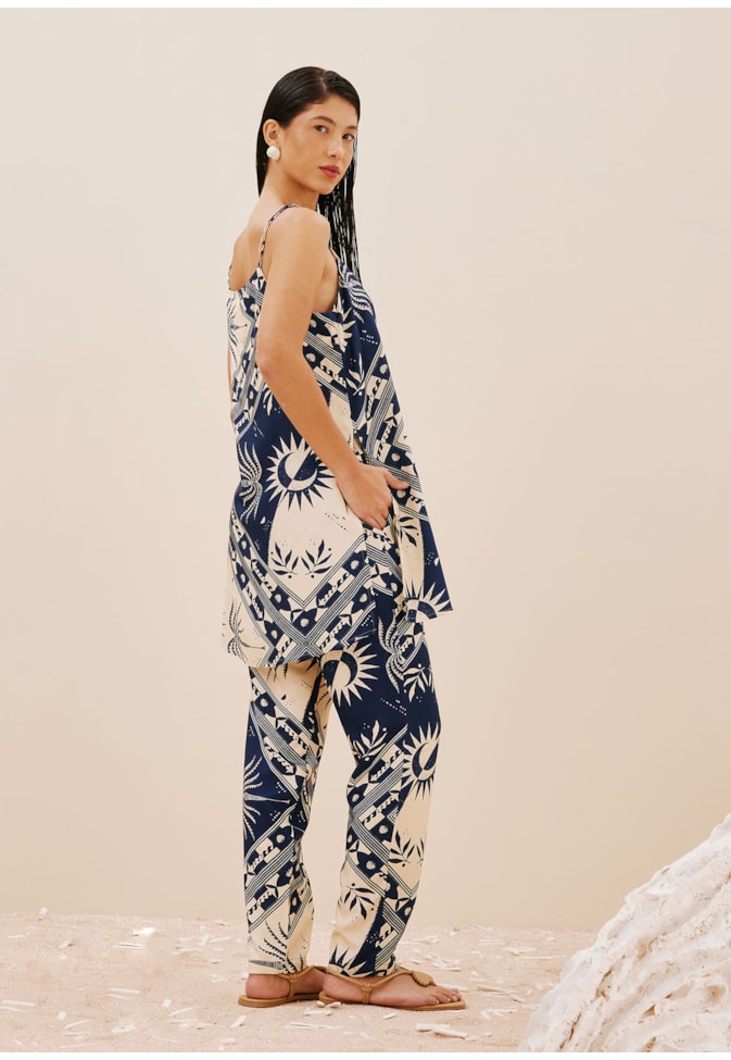 Calça Cenoura Pregas Estampada Céu