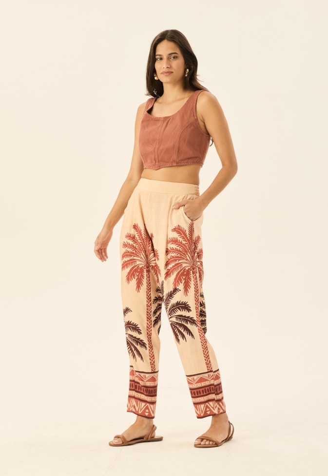 Calça Cenoura Pregas Estampada Marajoara