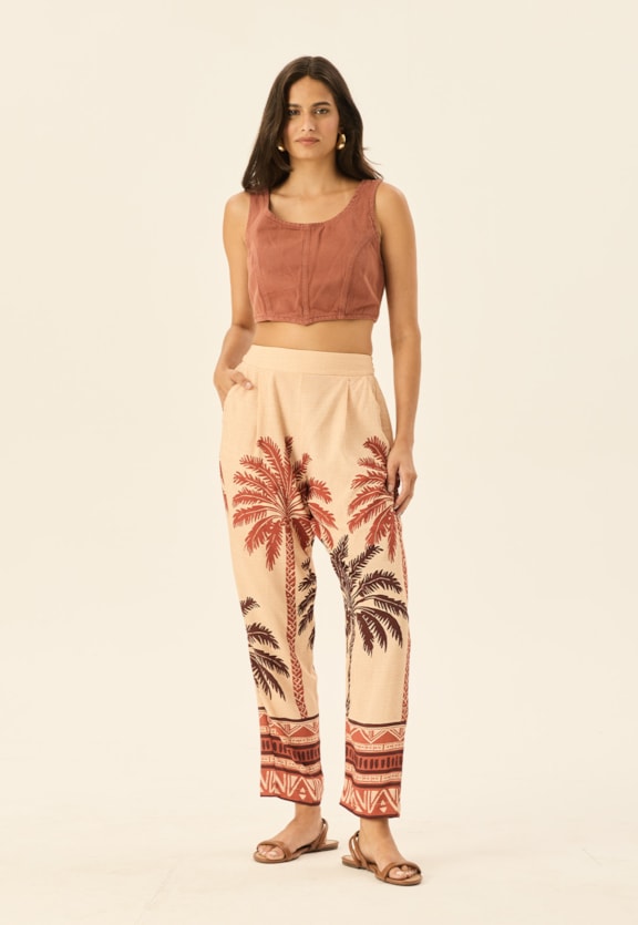 Calça Cenoura Pregas Estampada Marajoara Vista Frontal