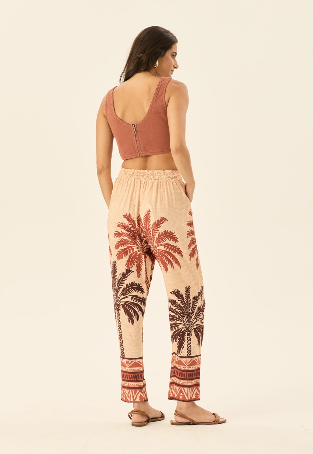 Calça Cenoura Pregas Estampada Marajoara
