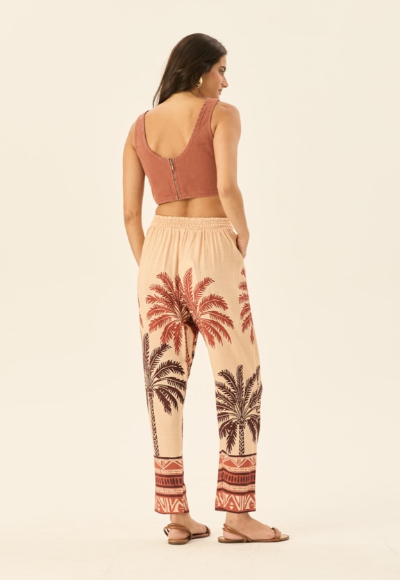 Calça Cenoura Pregas Estampada Marajoara Vista Traseira