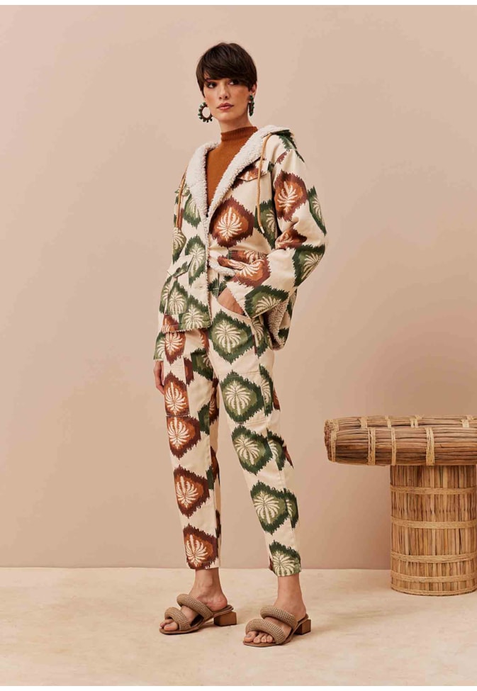 Calça Cenoura Sarja Estampada Andina