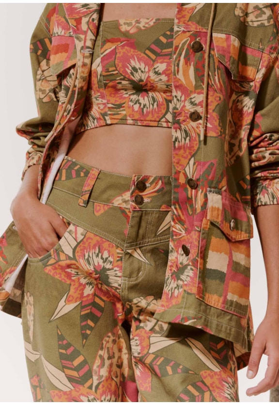 Calça Cenoura Sarja Estampada Flor do Cerrado Vista Traseira