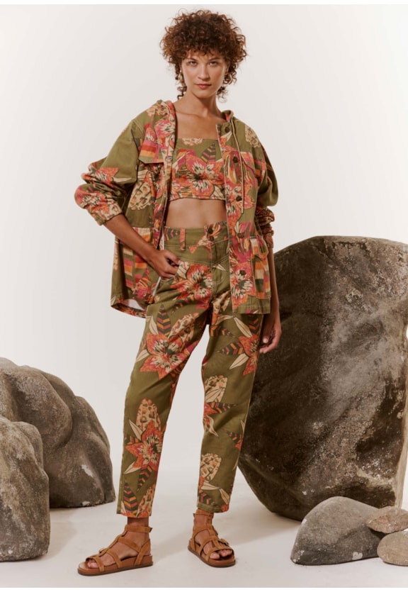 Calça Cenoura Sarja Estampada Flor do Cerrado Vista Traseira