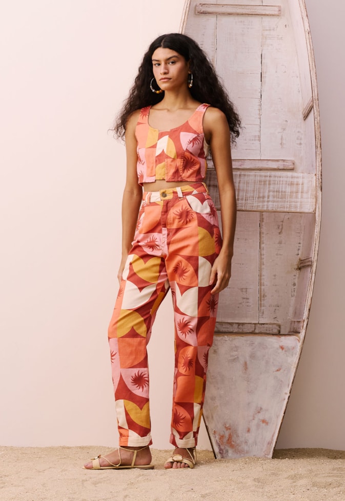 Calça Cenoura Sarja Estampada Jaçanã